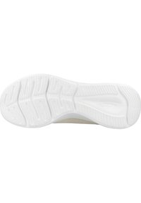 Suola della scarpa in materiale gommoso bianco, superficie testurizzata con motivi e scanalature distintive per una migliore aderenza. Design ibrido per una maggiore resistenza.