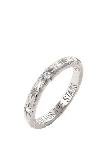 Silberring mit strukturiertem Finish, mit floralen Mustern und zwei kleinen Steinen. Die gravierte Innenseite des Rings lautet "Greif nach den Sternen."