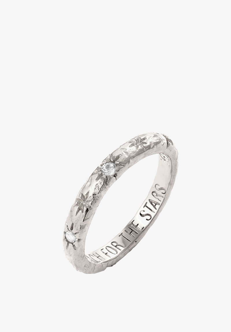 Silberring mit strukturiertem Finish, mit floralen Mustern und zwei kleinen Steinen. Die gravierte Innenseite des Rings lautet "Greif nach den Sternen."