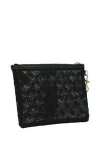 Zwarte kanten pouch met een gestructureerde afwerking, met een ritssluiting en metalen hardware. Gequilt patroon met bloemenaccenten.