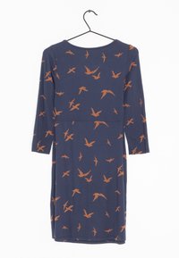 Námornícky modré šaty vyrobené z jemného materiálu, s celoplošným vzorom oranžových vtákov. Dlhé rukávy, okrúhly výstrih a voľný strih.