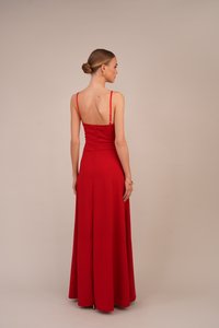 Abito da sera rosso senza maniche con schiena scoperta, gonna fluida e spalline sottili. Tessuto liscio con un corpetto aderente e dettaglio con zip.
