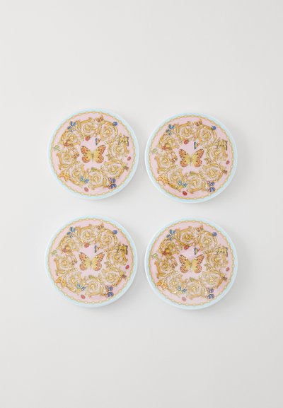 Sklop štirih okroglih porcelanastih krožnikov z roza ozadjem, zlatimi okrašenimi vzorci in ilustracijami metuljev ter svetlo modrimi robovi.