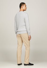 Tommy Hilfiger CLASSIC CABLE CREW NECK - Jersey de punto - light grey heather