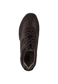 Braune Wildledersneaker mit dunklen Schnürsenkeln, gesteppten Akzenten und einer gepolsterten Einlegesohle. Verfügt über eine abgerundete Zehenpartie und ein Logo auf der Einlegesohle.