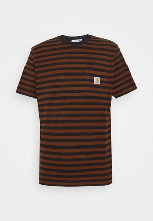 Brązowo-czarna koszulka z krótkim rękawem z poziomymi paskami, z kieszenią na przodzie i naszywką z logo Carhartt na kieszeni.