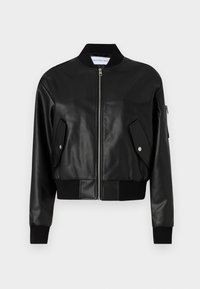 Giubbotto bomber nero in pelle con zip frontale, polsini a costine e due tasche inclinate con chiusure a scatto. Texture liscia e design aderente.