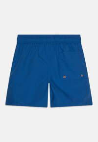 Modré plavky s elastickým pásom, zadná vrecko s oranžovými okrúhlymi otvormi a hladký, ľahký textil.