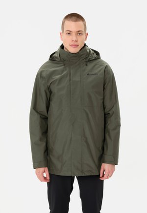 Veste imperméable vert olive avec un col haut et une capuche réglable. Présente un design simple avec un logo sur la poitrine et des manches longues.