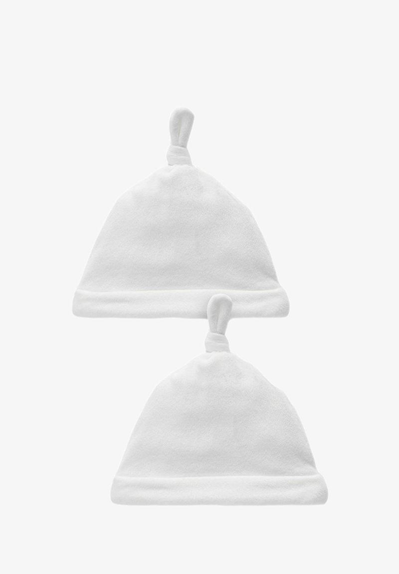 Cappelli in pile bianco con cima annodata e risvolto, texture morbida, caratterizzati da un design semplice e una costruzione senza cuciture.