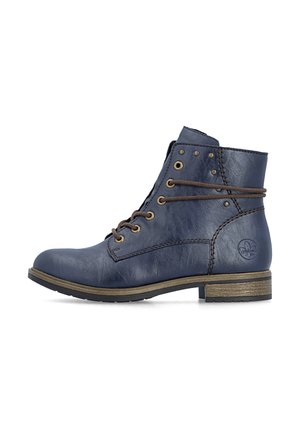 Dunkelblaue Lederstiefelette mit braunen Schnürsenkeln, seitlicher Naht, Metallösen und niedrigem braunem Schichtabsatz; Logo an der Ferse geprägt.