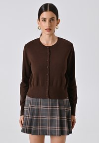 Unausgewählt, brown