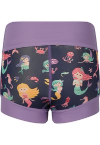 Shorts de bain avec une ceinture violette et un corps bleu marine ornés de motifs colorés de sirènes et de créatures marines. Tissu lisse avec une coupe ajustée.