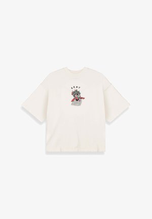 Cremefarbenes, übergroßes T-Shirt mit kurzen Ärmeln, das ein buntes Grafikdesign mit einem Gesicht und dem Text "GRMY" darüber zeigt.