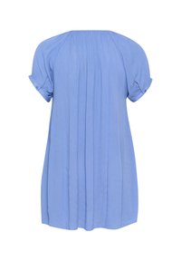 Abito azzurro chiaro con maniche corte arrotolate, texture plissettata sul retro e vestibilità morbida. Realizzato in tessuto leggero.