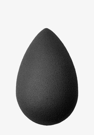 Schwarzer Make-up-Schwamm in Tropfenform, mit leicht strukturierter Oberfläche und einheitlicher Farbe. Ideal zum Verblenden von Make-up-Produkten.