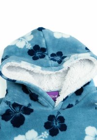 Felpa con cappuccio di colore azzurro chiaro con motivi floreali blu scuro e bianchi. Presenta un morbido rivestimento bianco all'interno del cappuccio e un'etichetta del marchio viola.