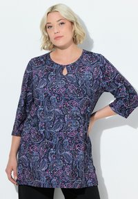 Tunika marina con motivo paisley rosa e blu, presenta un collo a chiave e maniche a tre quarti, realizzata in un tessuto morbido.