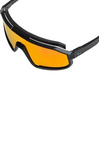 Športové slnečné okuliare s oranžovými zrkadlovými šošovkami, čiernym plastovým rámom a šedou penovou výplňou pozdĺž hornej hrany pre pohodlie.