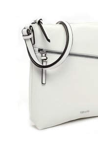 Valge nahast ristikott musta ääristusega, esiküljel lükketasku ja reguleeritava rihmaga, mis on ülaosas silmuse moodi ümber keeratud.