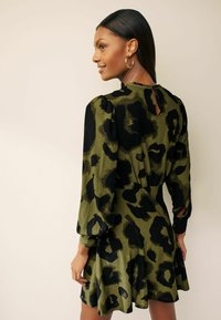 Next REGULAR FIT - Denní šaty - green animal
