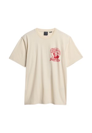 Beige T-Shirt mit kurzen Ärmeln und rotem Grafikdesign eines Mannes, der einen Stamm trägt, sowie dem Text "Superdry Quality Lumber" auf der linken Brust.