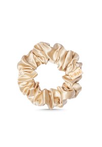 Satynowa gumka do włosów w jasnym odcieniu złota, z zebranym wzorem i teksturowaną powierzchnią oraz małą metką z logo.