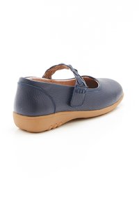 Zapato Mary Jane de cuero azul marino con punta redonda, correa ajustable y suela de goma. Presenta un upper texturizado y una suela en tono marrón.