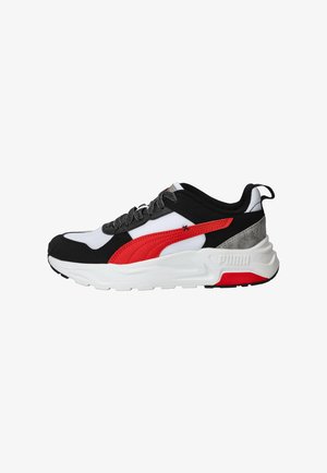 Zapatilla Puma en negro, blanco y rojo con detalles en gris, diseño con cordones y suela blanca gruesa, mostrada de lado sobre un fondo blanco.
