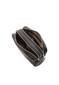 Bustina in pelle nera con cerniera e due aperture, caratterizzata da un interno decorato. Trama liscia e ferramenta in tinta argento visibile.