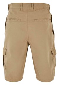 Shorts cargo beiges à coupe droite, dotés de deux poches latérales, de deux poches arrière et de passants de ceinture. Tissu lisse et résistant.