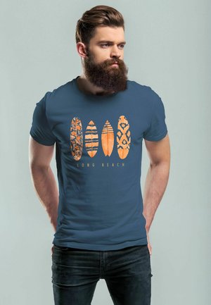 SURFING FASHION AUFDRUCK LONG BEACH SURFBOARD SOM - Print T-shirt - blau/gelb