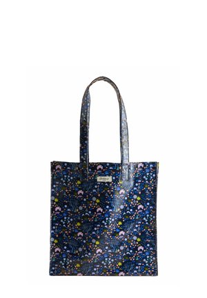 Bolso tote colorido hecho de material brillante, con una base azul oscuro y patrones florales y caprichosos. Dos asas resistentes para llevar.
