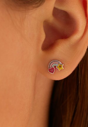 Kleurvolle studoorbellen met een regenboogontwerp, een roze hart en een gele ster. Gemaakt van metaal met emaille accenten.