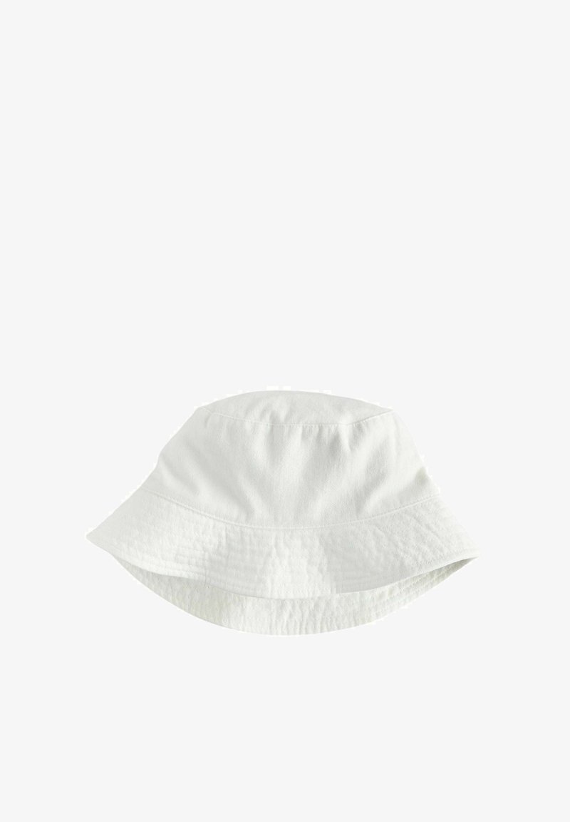 Fehér pamut vödrös kalap széles, lefelé lecsúszó karimával és textúrált felülettel, amely enyhe ráncokat mutat.