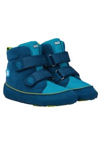 Hochformatige Schuhe in Blau und Aqua aus Wildleder und Stoff, mit doppelten Klettverschlüssen, einer strukturierten Sohle und einem limettengrünen Akzent am Fußboden.