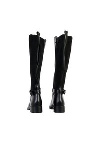 Botas negras hasta la rodilla que combinan cuero liso y tejido acanalado. Incluyen un zipper lateral y una correa con hebilla en el tobillo.