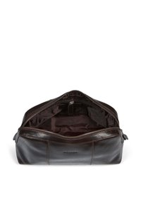 Borsa da toeletta in pelle marrone, forma rettangolare, chiusura con zip, con esterno liscio, interno foderato e un discreto marchio in rilievo.