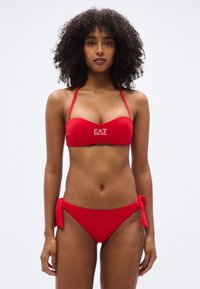 Σετ κόκκινου μπικίνι με τοπ μπαντό με λογότυπο EA7, ρυθμιζόμενους ιμάντες και δεμένες λεπτομέρειες στο πλαινό μέρος του ταιριαστού κάτω μέρος μπικίνι.