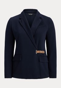 Blazer su misura blu navy con rever a punta, due tasche a pattina, tasca sul petto e chiusura laterale in pelle marrone con fibbia.