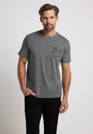 Grå t-shirt med kort ärm i bomullsblandning och rundad hals. Har tryckt text och vågiga linjer på vänster bröstområde.