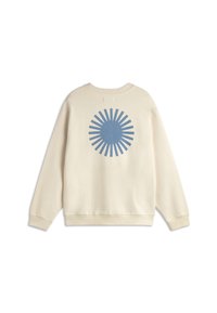 Sweatshirt crème à manches longues avec un motif rayonnant bleu centré dans le dos sur un fond blanc.