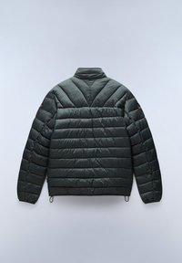 Mörkgrön puffjacka med hög krage, med ett quiltat mönster, horisontella sömmar och en logotypfäste på vänster axel.
