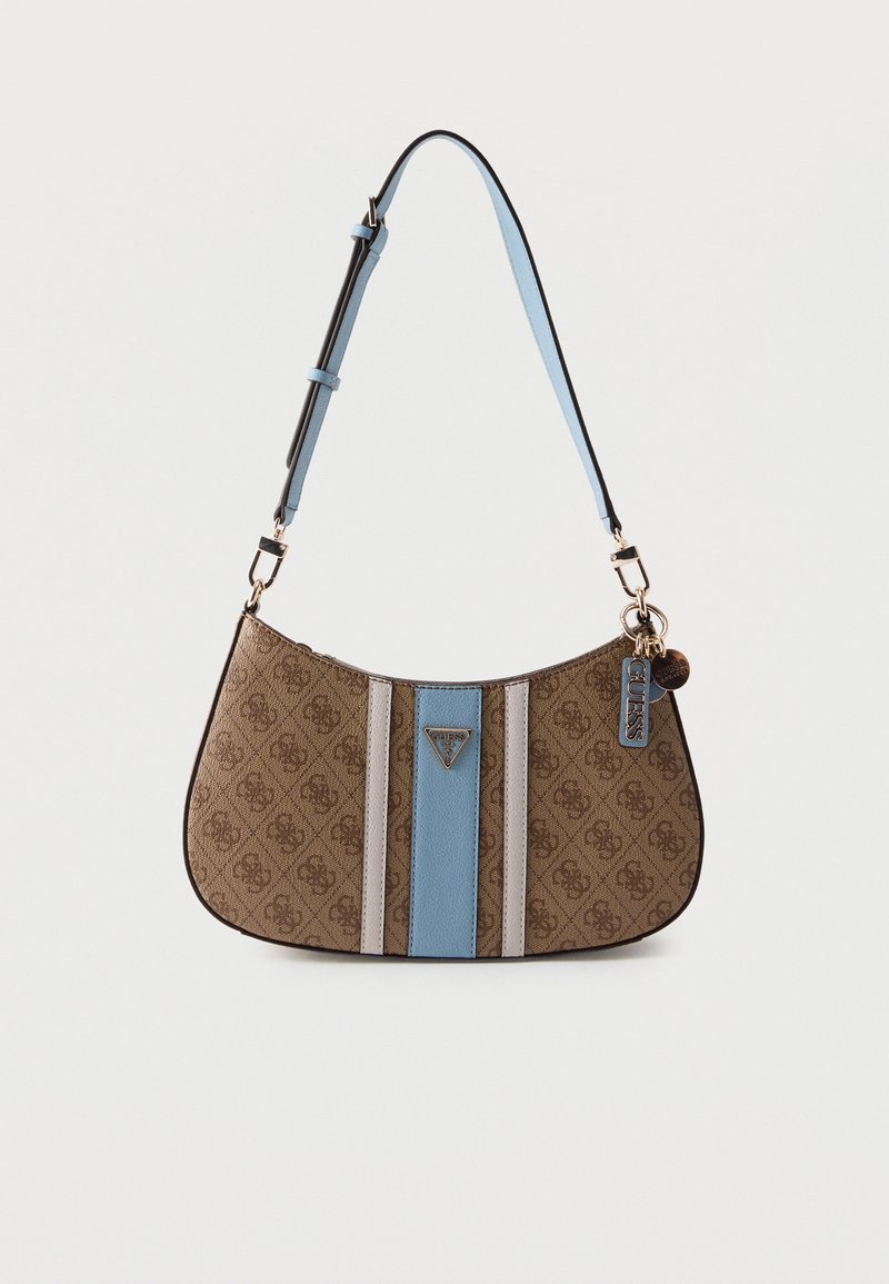 Sac d'épaule de créateur marron et bleu avec impression de logo à motif, rayures verticales, bandoulière réglable et breloque de marque attachée sur fond blanc.