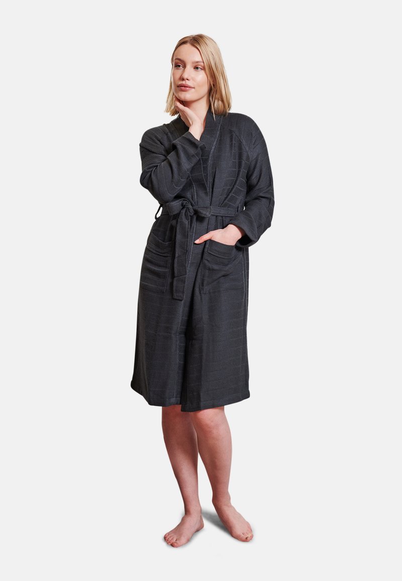 Mörkgrå badrock med en texturerad mönster, bälte i midjan, långa ärmar och två framfickor, tillverkad av mjukt och bekvämt tyg.