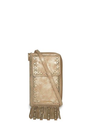 Bolso cruzado metálico dorado con decoraciones de tachuelas, solapa frontal, cierre con cremallera y flecos en la parte inferior.