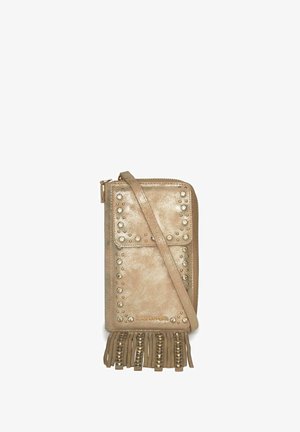 Bolso cruzado metálico dorado con decoraciones de tachuelas, solapa frontal, cierre con cremallera y flecos en la parte inferior.