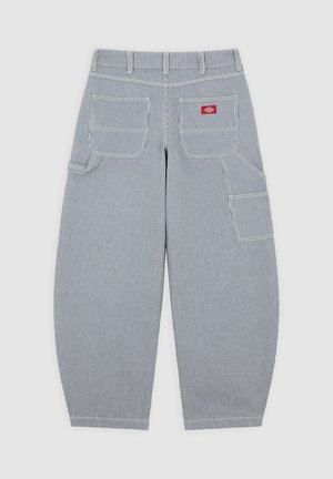 Gestrepen blauwe en witte katoenen cargobroek met meerdere zakken en een rood logopatch, met een relaxte pasvorm en taps toelopend beenontwerp.