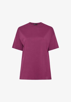 Camiseta de manga corta con cuello redondo en color magenta oscuro sólido, diseño sencillo con corte regular y sin patrones ni logotipos visibles.