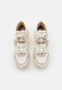 Vita och beige högstående sneakers med nät- och syntetiska material, platta snören och ett sidostängning med en texturerad sula.